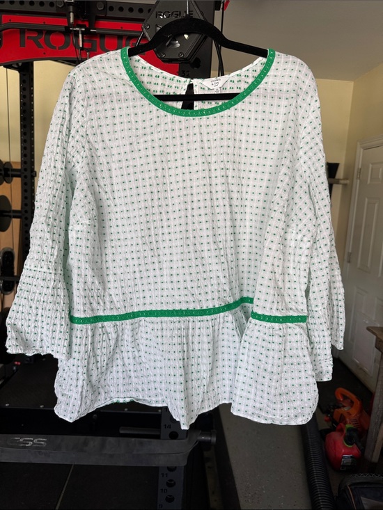crown & ivy Tops - crown & ivy White Textured Top with Green Accent